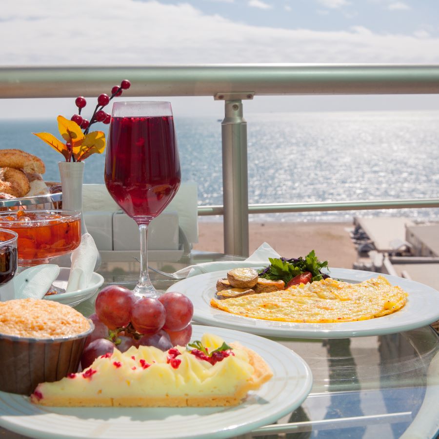 breakfast on deck on cruise ship